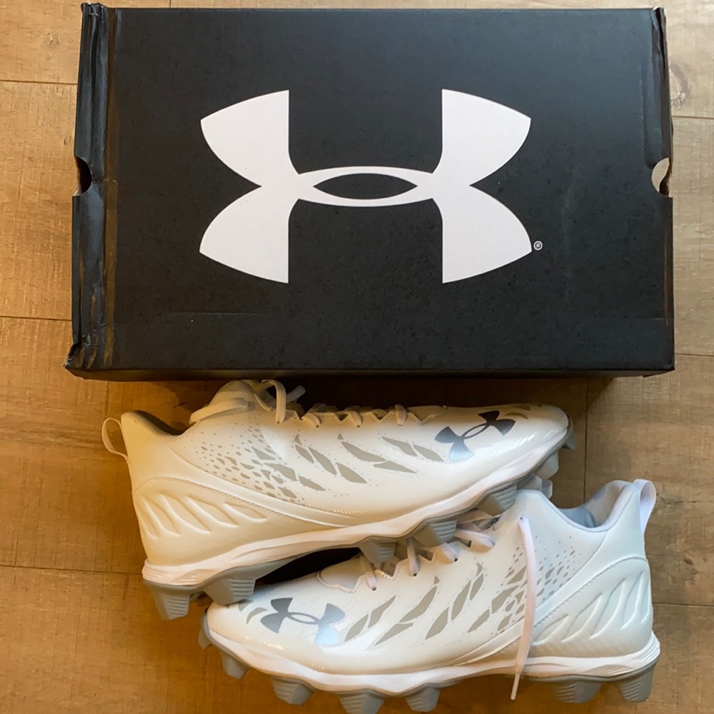 Brand new without tag Under Armour Mens size 13 football cleats